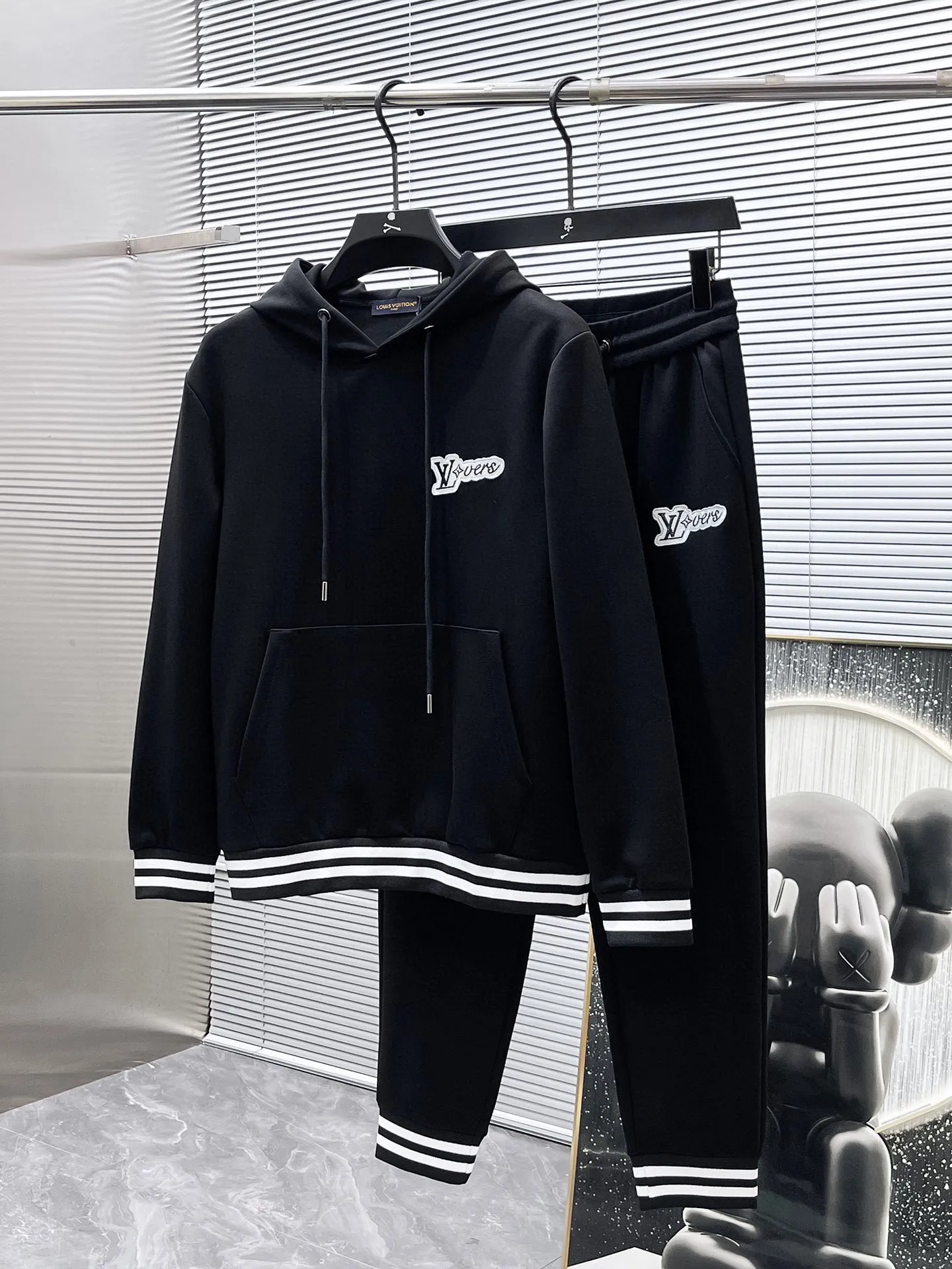🅿️720 LV hot-selling suit is coming. Focus on the original version of the official website. 2025 new hot-selling cardigan suit. The original order is the best. 🇭🇰The meticulous work of top designers. It has a fitting and perfect upper body effect. All-natural high-quality Tencel Roman cotton 100%, close-fitting comfort, noble and elegant! Original hardware embodies elegance and nobility! Counter size: M-3XL (maximum wear up to 190 pounds)